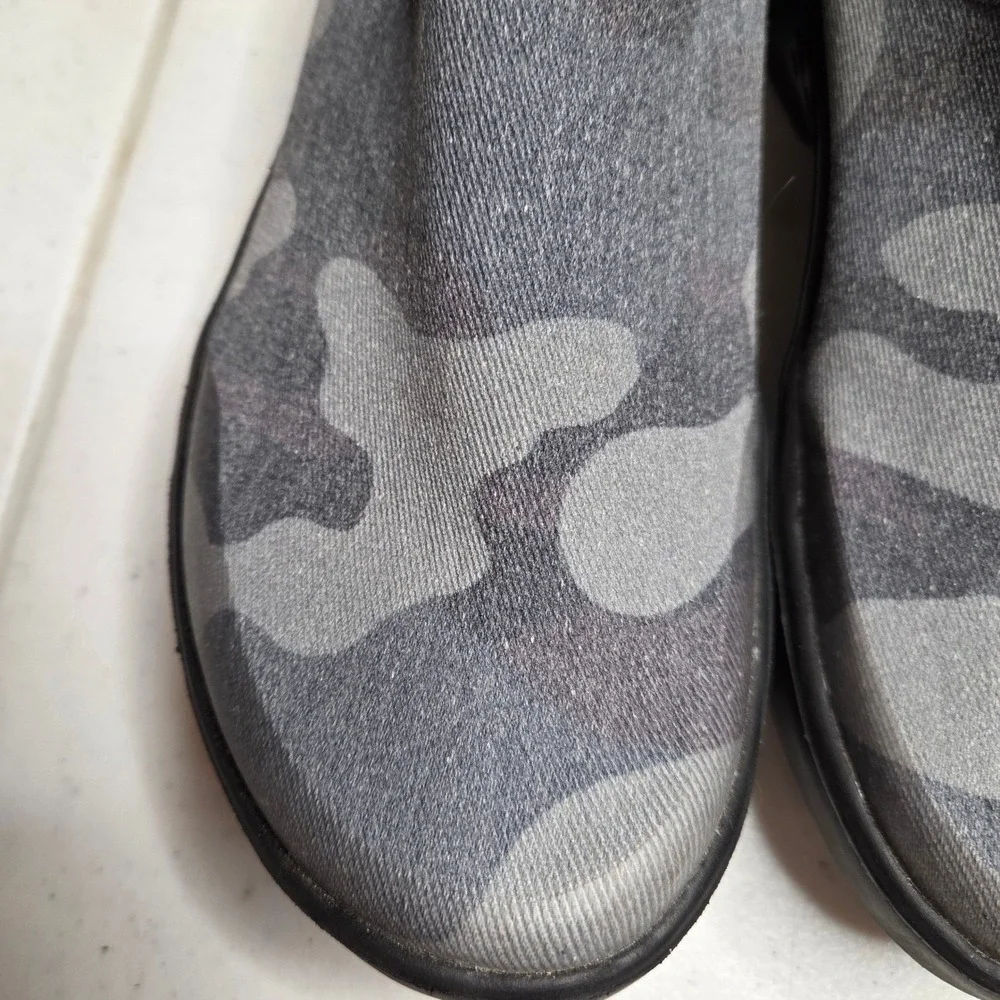 OOFOS Women's or Youth Gray Camouflage Eezee Slip On Shoes Size 6/37